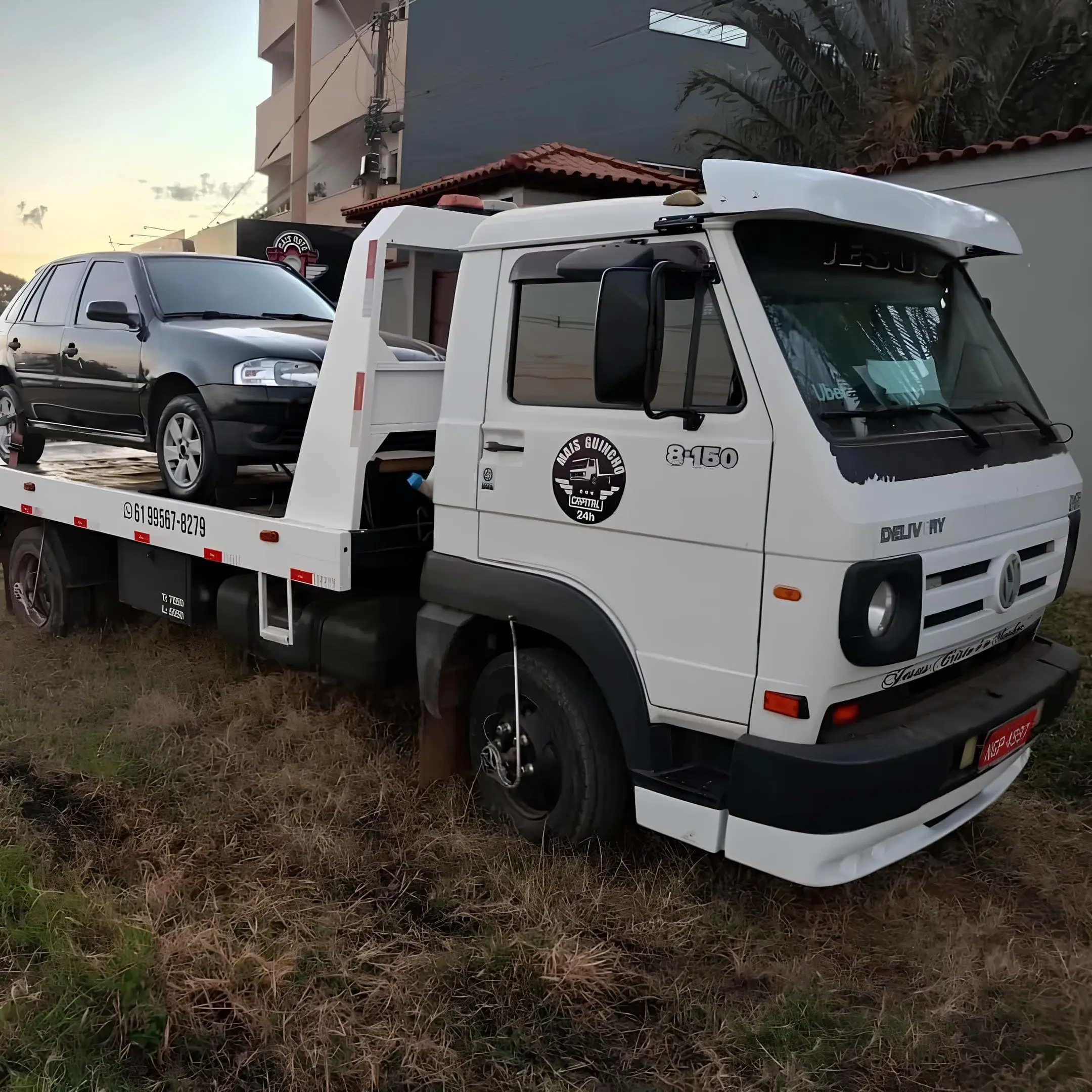 Reboque de carro estacionado ao lado de um muro